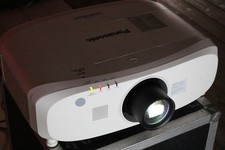 *Panasonic PT-EZ580*LCD-Beamer