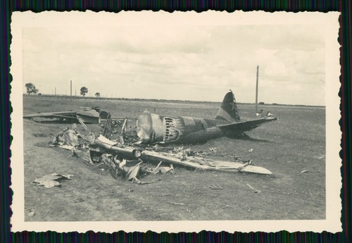 Foto zerstörtes flugzeug - zerstörtes,