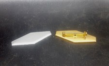 BROSCHE SECHSECK 4,3 x 1,8 cm