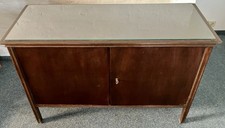 Mid Century Kommode Mahagoni mit 2 Türen und einer Glasplatte