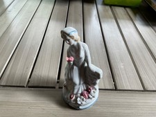 Porzelanfigur- Frau mit Rose