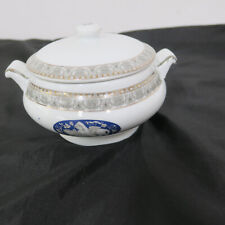 Suppentasse mit Deckel - Dekor Löwe mit Frau