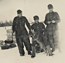 Foto, Ostfront Flak Stellung WH Soldaten mit Hund Schäferhund Tarnhose Camo, 2WK