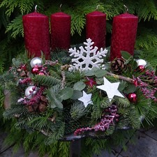 Adventskranz Adventsgesteck Kranz frisch Schneeflocke Kerzen Eiseffekt bordeaux