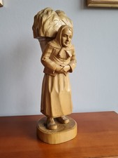 Geschnitzte Bäuerin mit