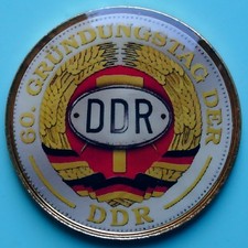 Farbmotiv auf 5 Mark XX. Jahre DDR "DDR-Plakette" 60. Gründungstag der DDR