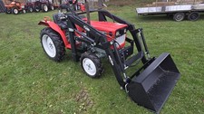Kleintraktor mit Frontlader mit Schwimmstellung 