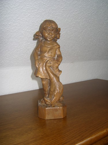 Holzfigur mädchen mit gans - ,