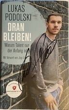 Lukas Podolski signiert Buch