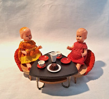 ältere Puppenstube Wohnzimmer Sessel Tisch Püppchen