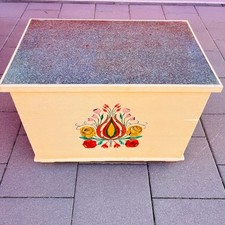 Vintage Holztruhe mit handbemaltem Blumenmotiv – 64×42×45 cm – Unikat