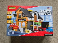 Wader Auto Service, Spielhaus