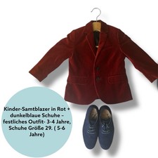 Kinder-Samtblazer in Rot + dunkelblaue Schuhe – festliches Outfit