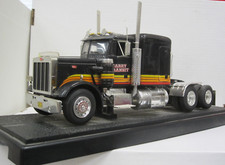 Peterbilt 359 Zugmaschine in schwarz ohne Box Revell 1:24