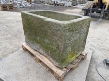 Alter Brunnen aus grauem SandsteinBrunnen Trog Steintrog