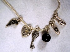 vintage BETTEL HALSKETTE mit 6 CHARMS 53 cm super schön HANDARBEIT Modeschmuck