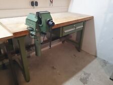 Werkbank mit Schraubstock