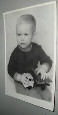 Altes Foto kleiner Junge mit Spielzeug, LKW Kipper DDR