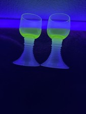 2 Uran-Gläser mit opak