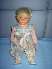 Schöne alte Puppenkleidung