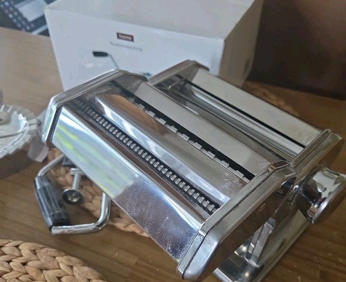 Nudelmaschine aus edelstahl - aus,