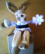 Osterhase Strohhase Kantenhocker im Rock mit Blume, Dekohase, Ostern, 2er Pack