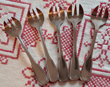 5 alte Austerngabeln, versilbert, Stempel 18 + Marke m. schreitendem Tier, 13 cm