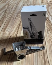 WMF Hartkäsemühle Parmesanreibe Gourmet Line Edelstahl Guss - 1874216040