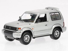 Mitsubishi Pajero SWB 1991 silber Modellauto 940163371 Maxichamps 1:43
