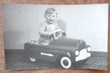Altes Foto Spielzeug Tretauto