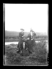 T037 Drei Damen. Hüte. Kind. Fluss, Mode 1900. Foto Glas Negativ. 