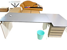 Grau-weißer Büroschreibtisch