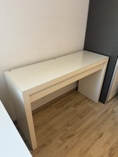 Weißer schminktisch mit