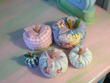 5 St Deko Kürbis /Apfel  3 davon aus Greengate-Stoff Baumwolle Landhaus shabby