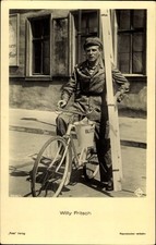 Ak Schauspieler Willy Fritsch, Portrait auf einem Fahrrad, Blitz Blank - 3773000
