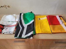 Verschiedene neuwertige Fahnen