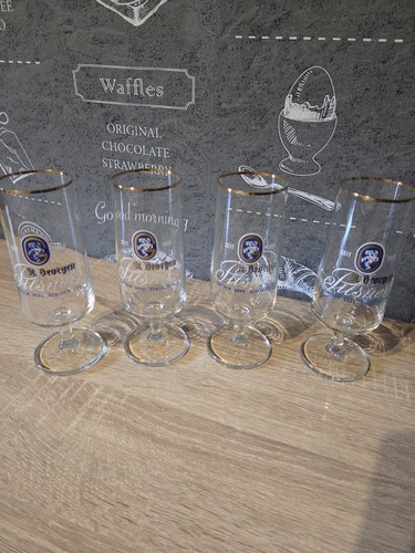 Altes neuwertiges pils - neuwertiges, pils-glas
