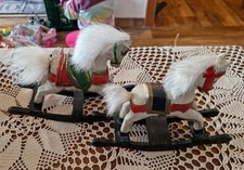 Kleine Schaukelpferde aus Holz,  19 und 18 cm Länge,  je 14 cm hoch