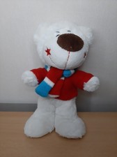 Eisbär mit rotem Pullover und