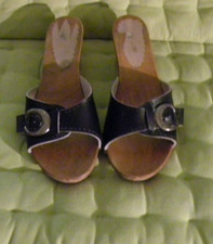 Holzschlappen mit Absatz, schwarzer Reimen, Gr. 38