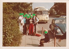 Foto Jugendliche neben VW