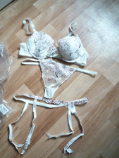 BH-Set + Strumpfhalter in weiß-creme mit Blumenverzierung, Größe 85A/36-38