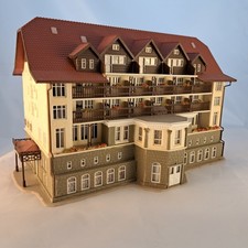 Schwarzwaldklinik - großes Krankenhaus Vollmer-gebaut in H0 1:87