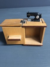 Uralte Nähmaschine im Schrank