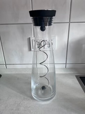 ""WMF"" Wasserkaraffe, 1,5 L Karaffe mit Kippdeckel und 2 Fruchtspießen: wie NEU