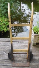 alte äußerst stabile Sackkarre aus Holz mit massiven Eisenbeschlägen