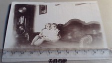 Altes Foto Kinder im Wohnzimmer um 1920, Standuhr, Sofa