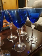 Mundgeblasene Weingläser aus