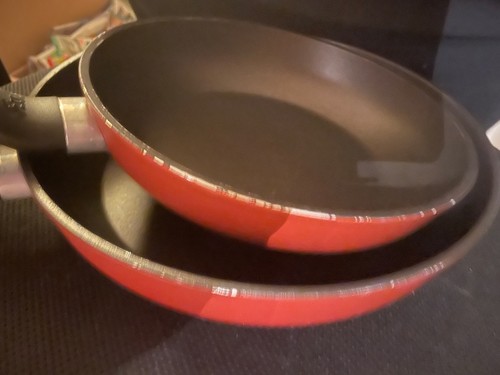 Zwei gebrauchte pfannen von - zwei,