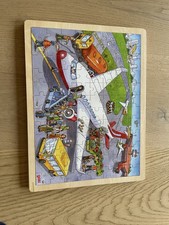 goki Einlegepuzzle "Auf dem Flughafen" 57544 - Holzspielzeug Puzzle 96 Teile